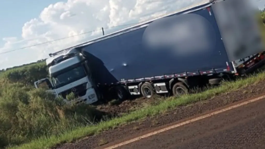 Caminhoneiro perde o controle da direção e sai da pista na BR-285