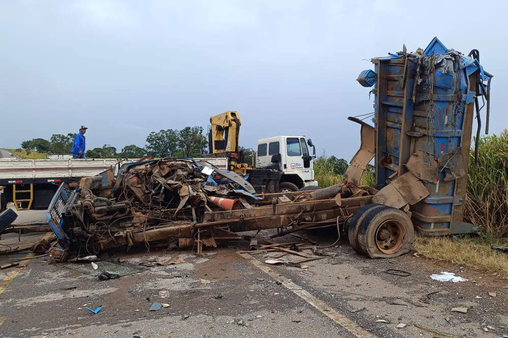 Grave acidente entre ônibus e caminhão na BR-146 deixa um morto e feridos