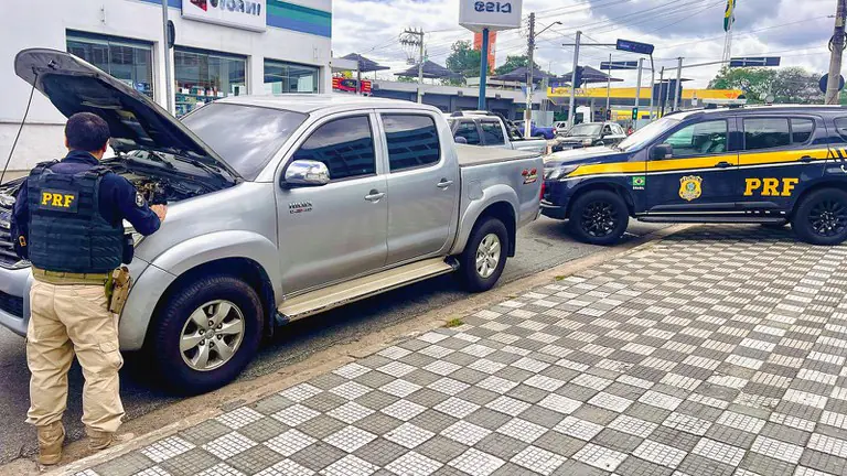 Hilux furtada em São José dos Campos é recuperada pela PRF em Jacareí