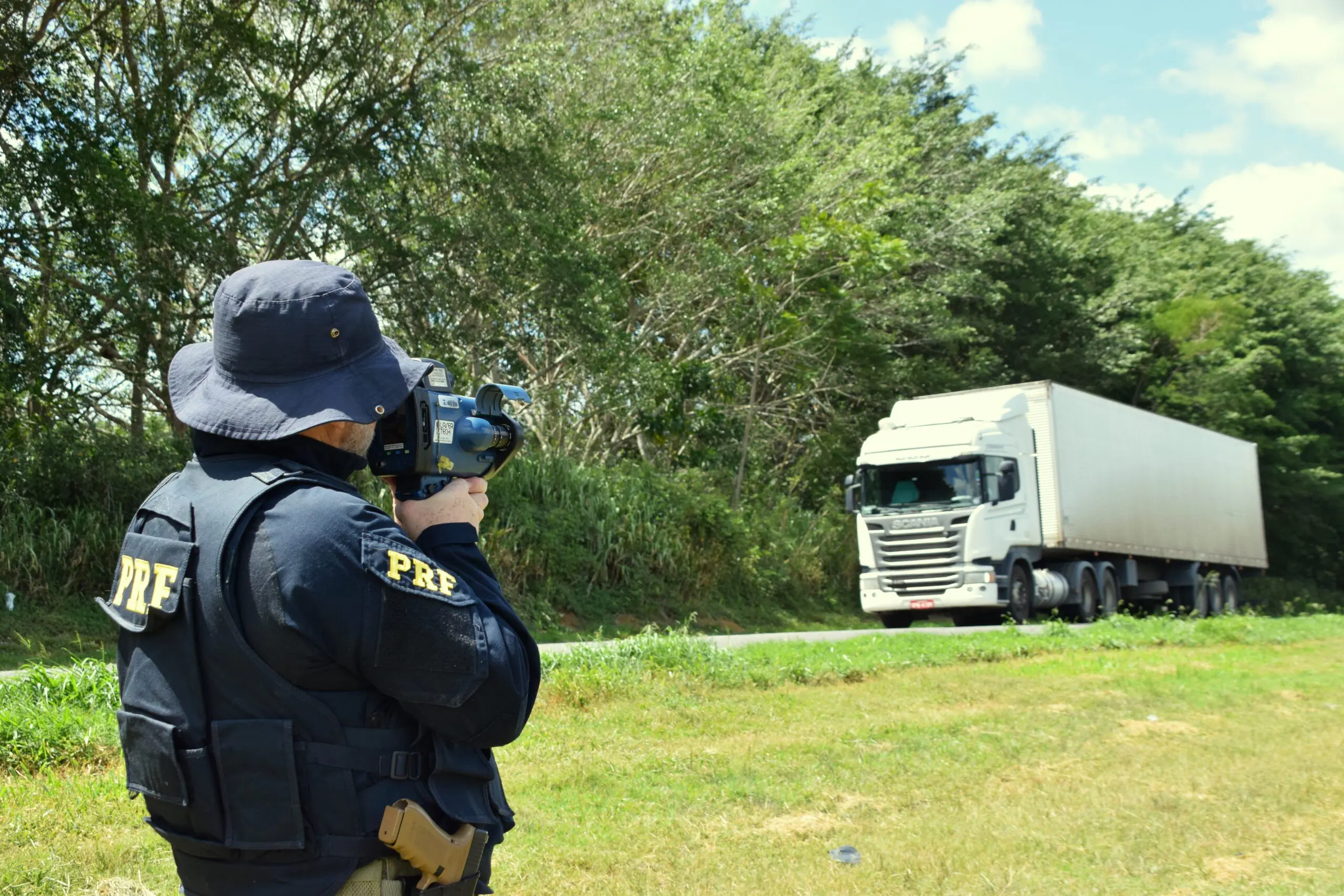 Mais de 1.400 motoristas são flagrados em excesso de velocidade nas rodovias federais da Bahia durante feriadão