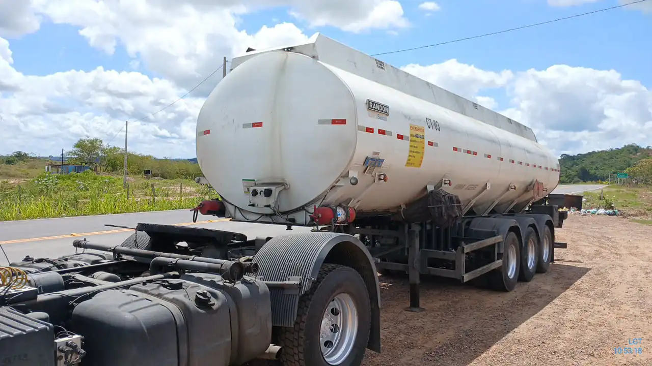 PRF recupera caminhão-tanque roubado com carga de combustível na BR-324, em Salvador