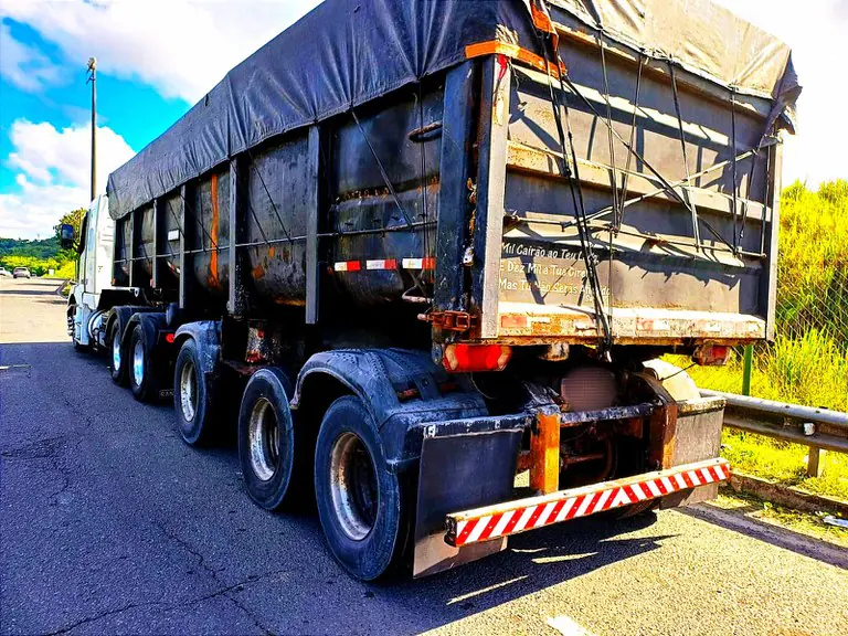 PRF retém carreta com excesso de peso e diversas irregularidades na BR-324, em Simões Filho
