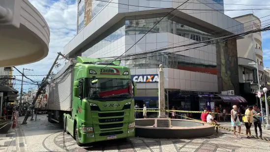 Caminhoneiro segue GPS errado, arrasta fios e derruba poste em Campos