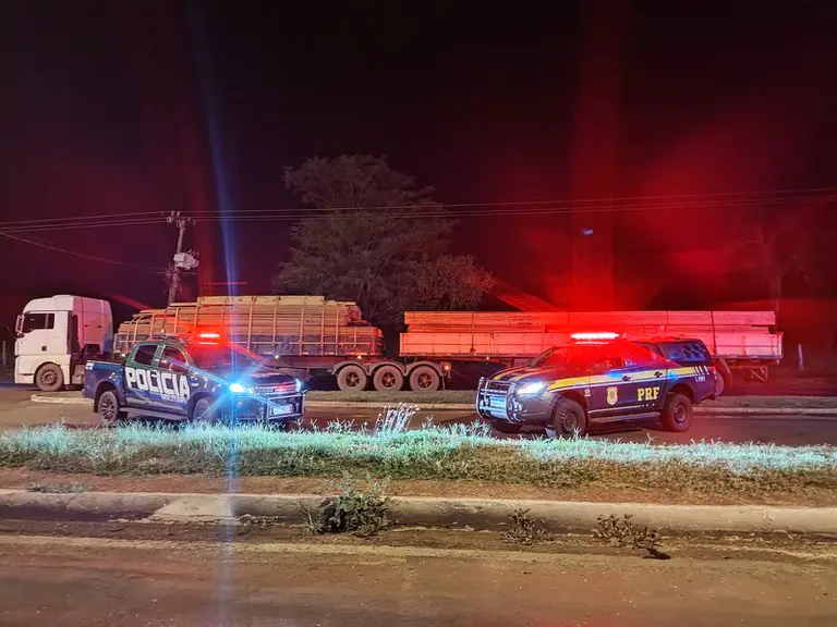 PRF apreende 50 m³ de madeira ilegal em caminhão em Campo Grande