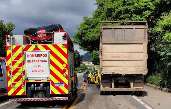 Caminhoneiro sofre mal súbito e causa engavetamento com seis feridos na Rodovia Tancredo Neves, em Jundiaí
