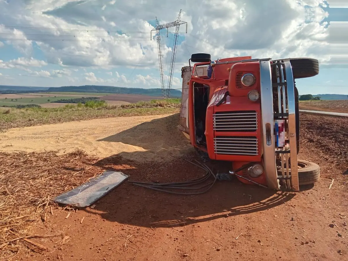 Caminhão tombado