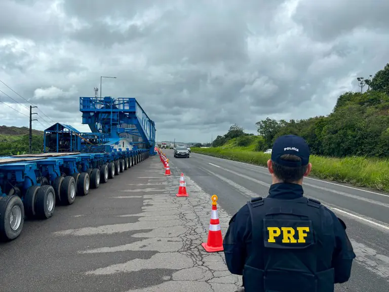PRF realiza escolta de transformador gigante com destino à Paraíba