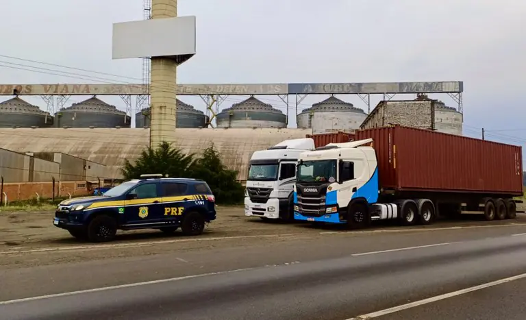 PRF intensifica fiscalização de caminhões porta-contêineres após sequência de tombamentos na BR-376
