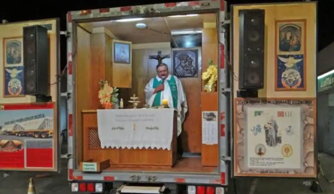 Conheça o padre dos caminhoneiros