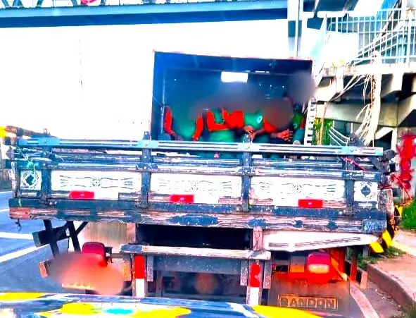PRF flagra quatro pessoas sendo transportadas em compartimento de carga na BR-324, em Salvador