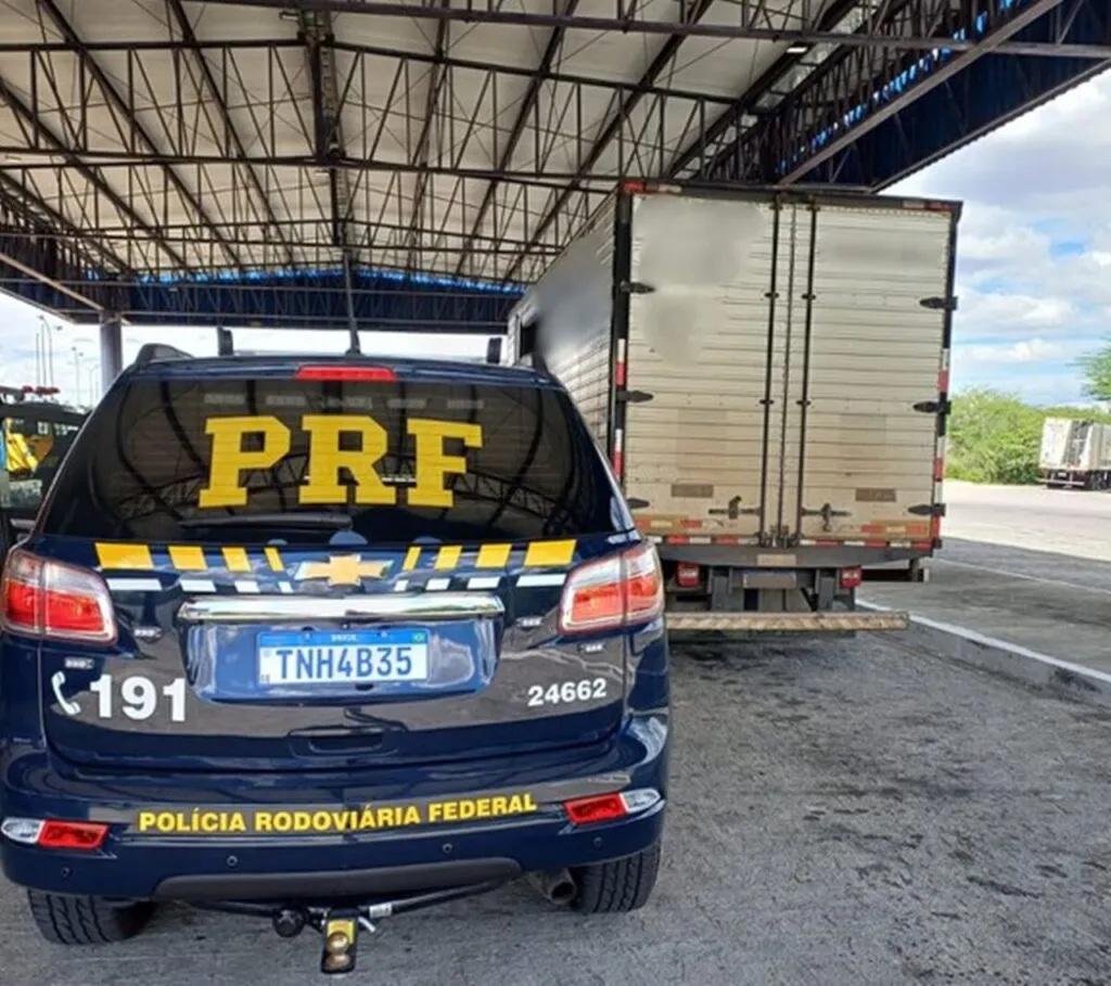 PRF flagra transporte irregular de produtos perigosos e mercadorias sem nota fiscal em Canapi/AL