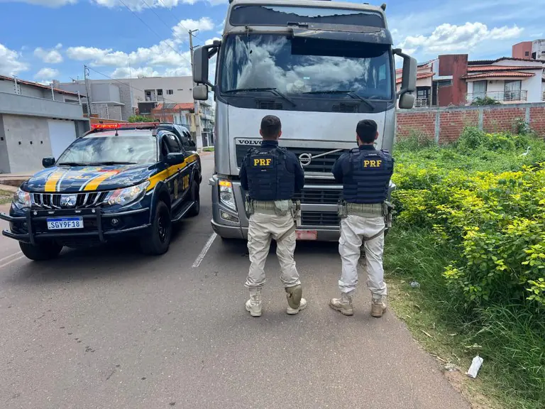 PRF recupera caminhão roubado durante abordagem na BR-316, em Picos (PI)