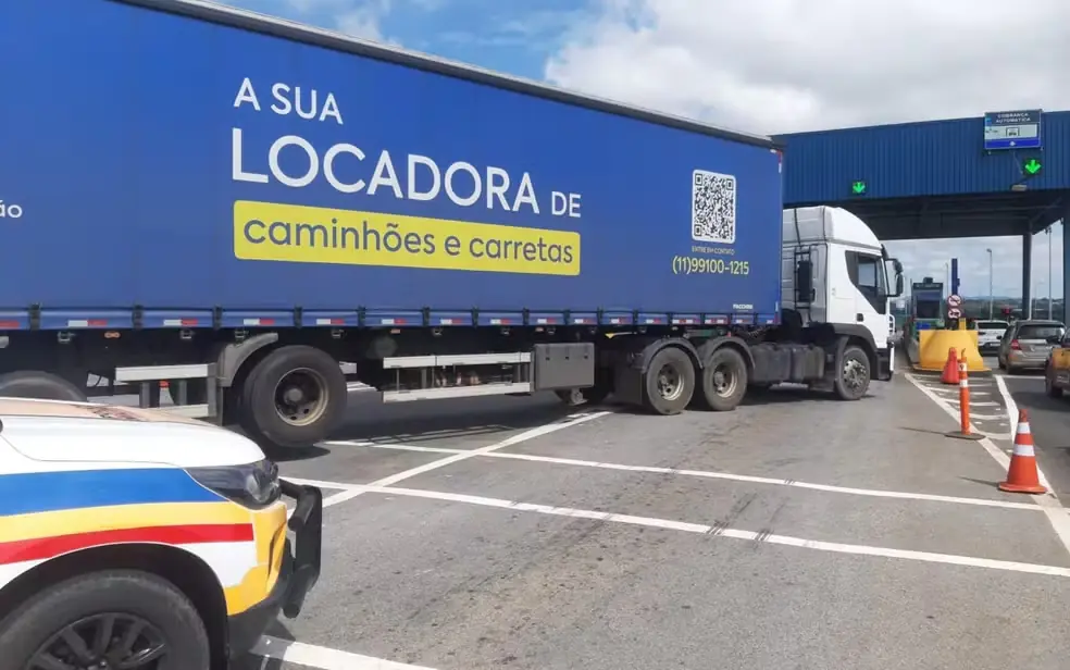 Caminhoneiro bloqueia pedágio na BR-459 em protesto contra valor cobrado.