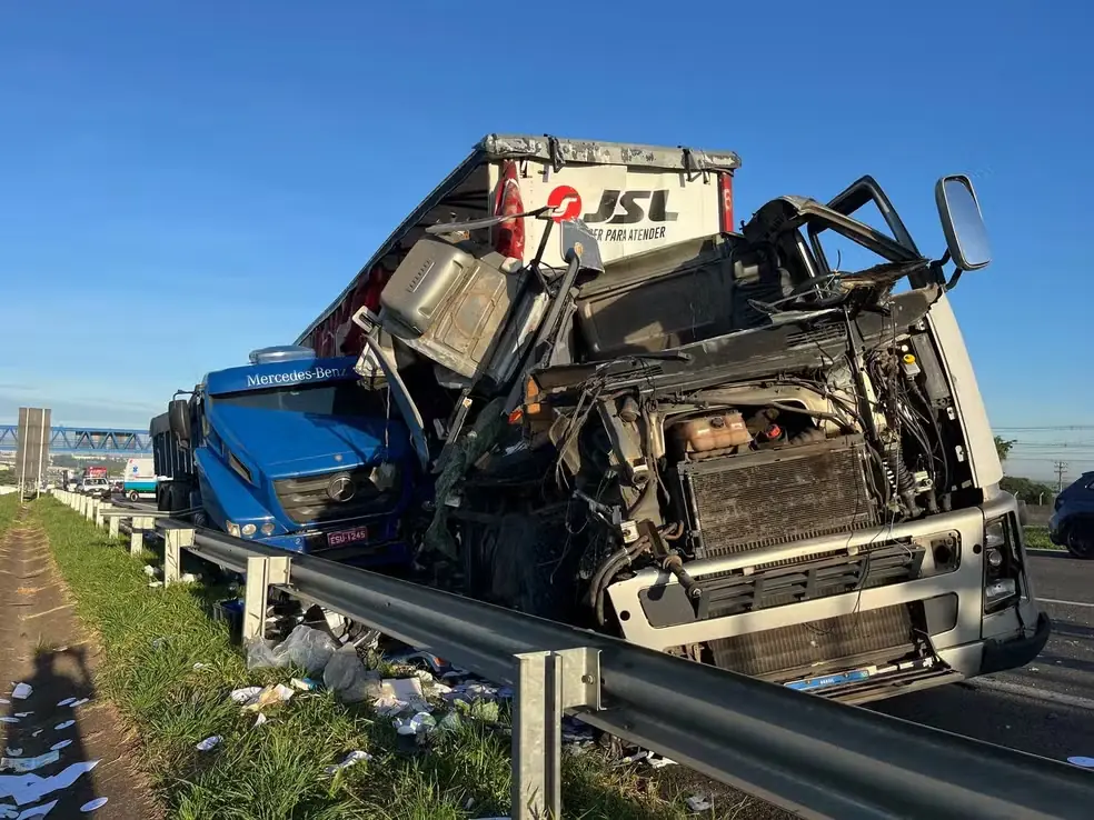 Acidente entre caminhões causa congestionamento na Rodovia Dom Pedro I, em Campinas