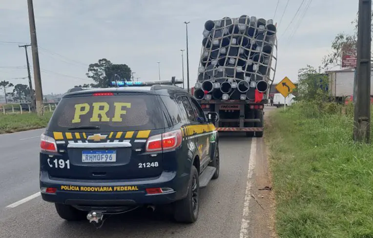 PRF flagra caminhões com carga de postes em risco de queda na BR-373, em Ponta Grossa