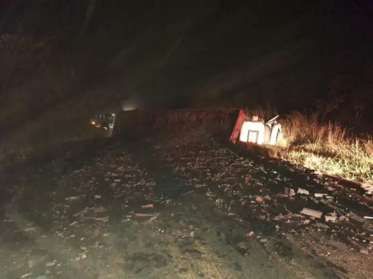 Caminhoneiro embriagado causa acidente com feridos entre Itaúna e Itatiaiuçu