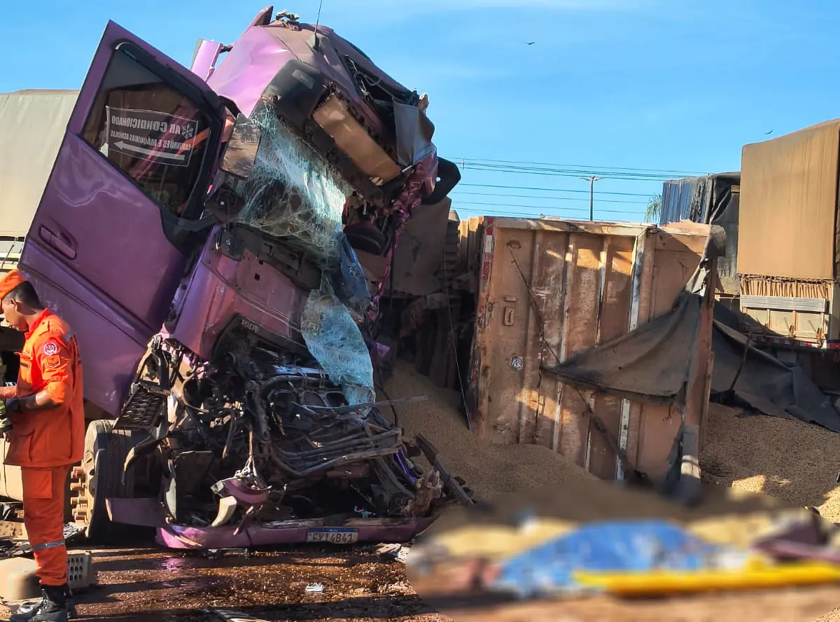 Caminhoneiro morre em colisão entre carretas no trecho com “Pare e Siga” da BR-364, em Candeias