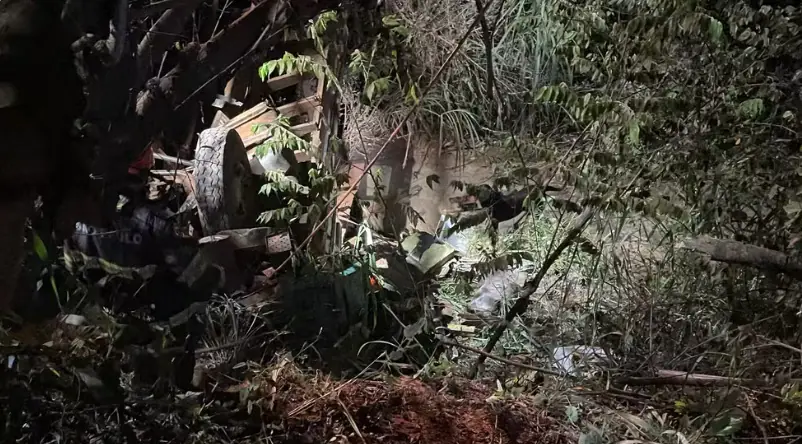 Caminhoneiro morre após caminhão cair de ponte em estrada rural de Santo Antônio do Aracanguá (SP)