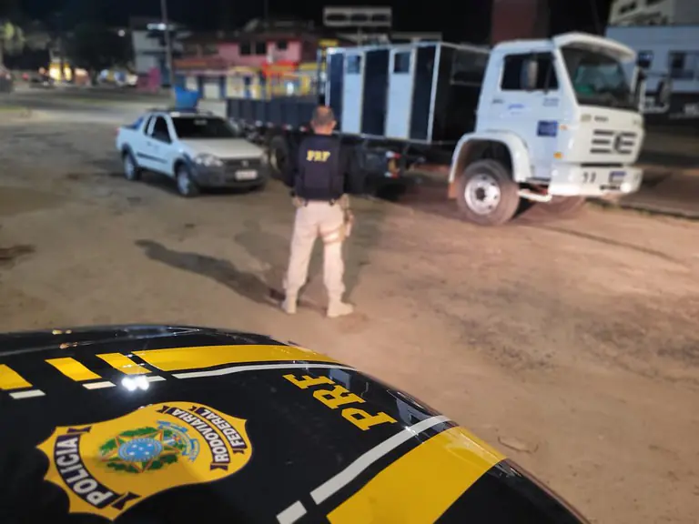PRF recupera caminhão roubado na BR-101, em Serra (ES), com placas clonadas