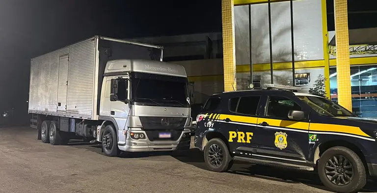 PRF apreende caminhão com peças de veículos roubados na Dutra, no Sul Fluminense