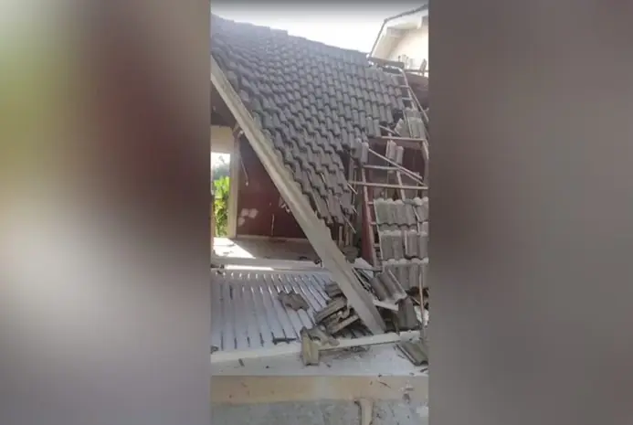Caminhão cai duas vezes sobre a mesma casa em Santa Catarina