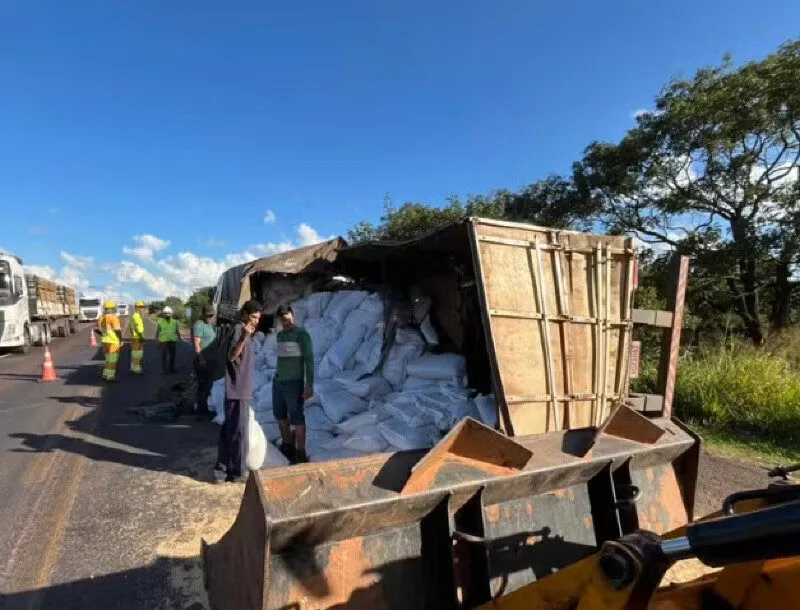 Caminhoneiro embriagado causa acidente, agride policiais e é preso na BR-163 em Campo Grande (MS)