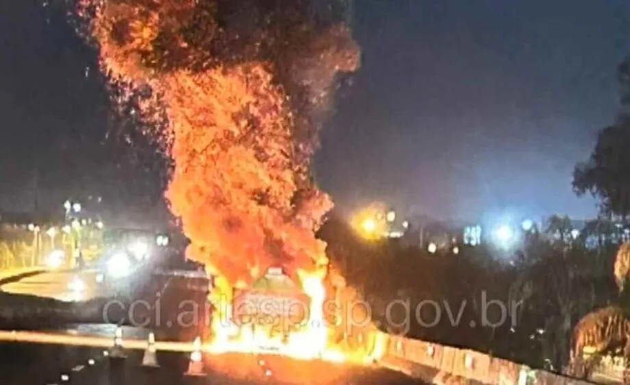 Carreta explode na rodovia Padre Manoel da Nóbrega