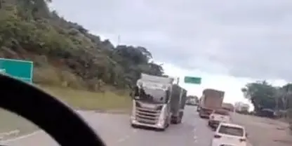 VÍDEO: caminhoneiro é flagrado trafegando na contramão da BR-381 em Caeté (MG)
