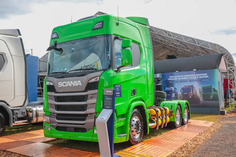 Scania lança caminhão a gás RH 460 6×4 X-gas na Agrishow 2025 e reforça liderança em soluções sustentáveis para o agro
