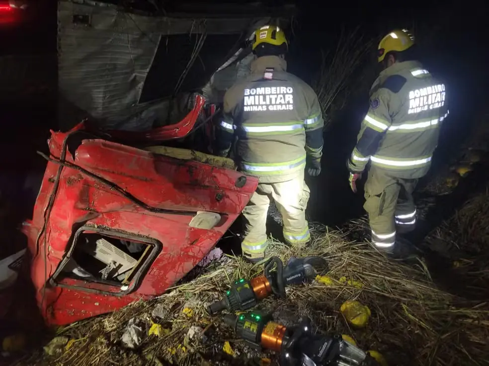 Motorista morre após caminhão capotar na BR-251 em Francisco Sá