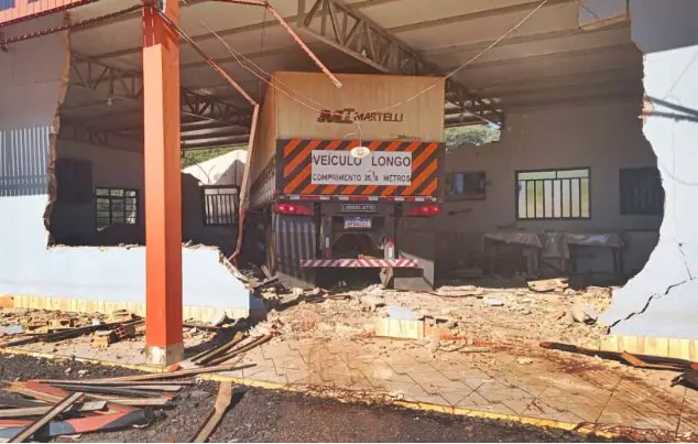 Caminhão invade restaurante após colisão na BR-174 em Comodoro; motorista havia ingerido álcool