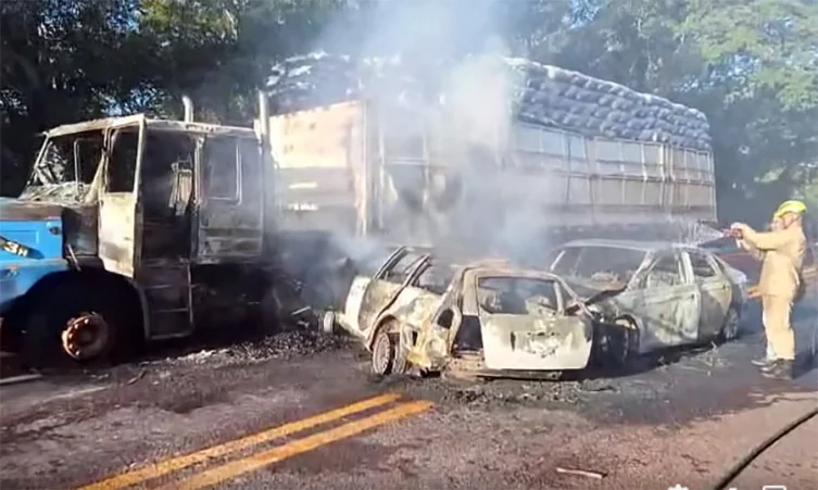 Colisão entre carros e caminhão deixa mortos e incêndio na BR-262, em Miranda (MS)
