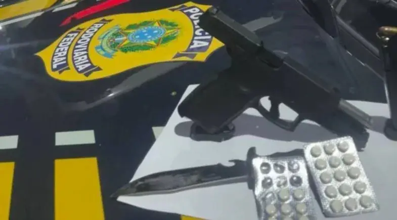 Caminhoneiro é flagrado com pistola e punhal após confessar uso de “rebite” em abordagem da PRF