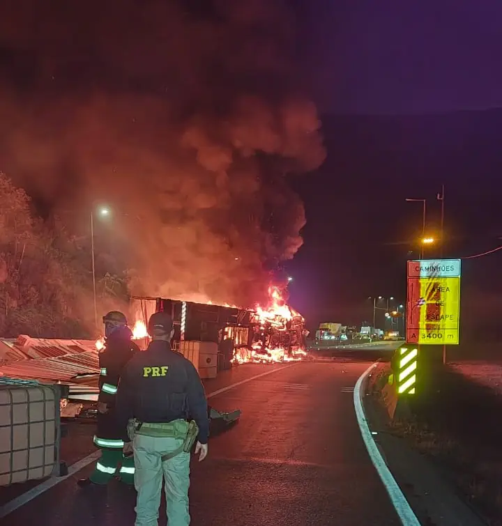 Motorista morre carbonizado após caminhão pegar fogo na BR-376, em Guaratuba