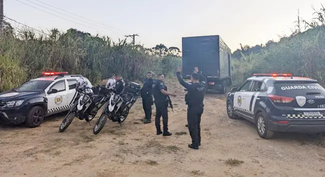 Caminhão roubado com carga de R$ 740 mil é localizado pela GCM em São Roque; criminosos seguem foragidos
