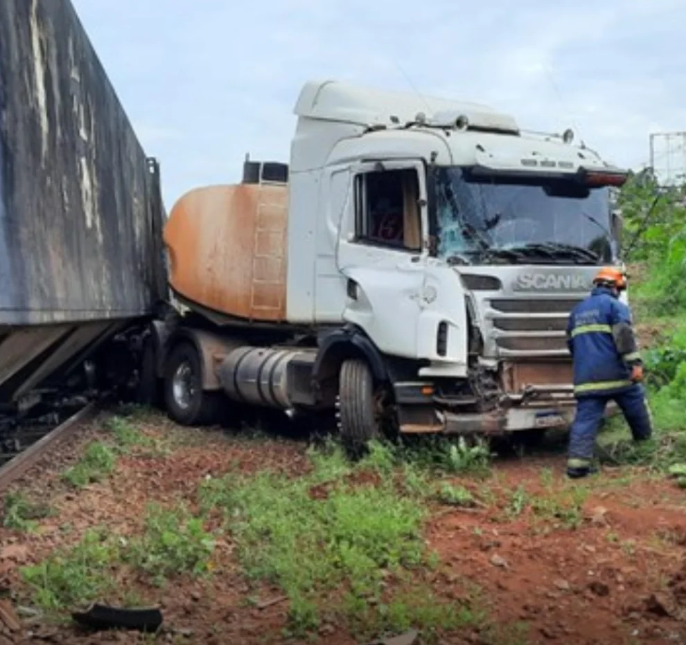 Locomotiva da Rumo atinge caminhão-tanque em Jandaia do Sul; Motorista Sai Ileso