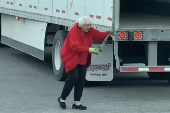 Caminhoneira de 80 anos viraliza após ser flagrada em plena atividade nas estradas dos EUA