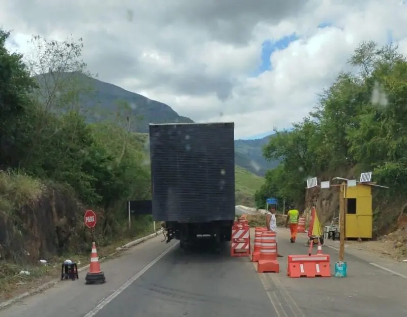 Caminhoneiro abandona baú na pista após ser impedido de passar pela Ponte Fontenelle, na BR-259