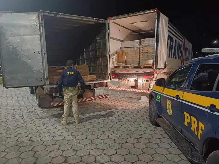 PRF frustra furto de carga e recupera caminhão clonado na BR-381, em Oliveira (MG)