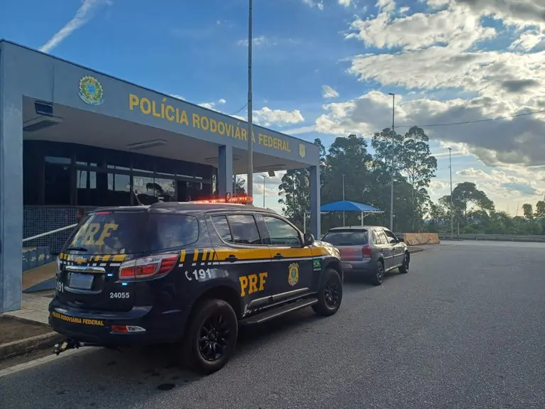 PRF Recupera 200 Pacotes de Lenços Umedecidos Saqueados de Caminhão Acidentado na BR-381 em MG