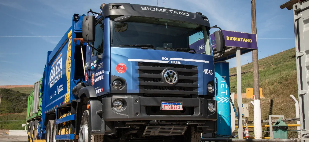 VW inicia testes com caminhão movido a biometano na coleta de lixo em São Paulo