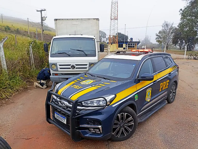 Caminhão furtado é recuperado pela PRF em Itatiaiuçu (MG) e reencontro com dono emociona