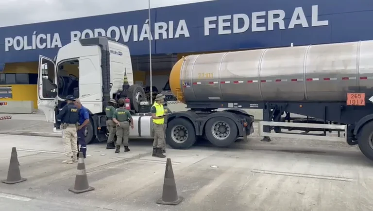 PRF e Ibama realizam operação contra transporte irregular de produtos perigosos na BR-101, em Sergipe