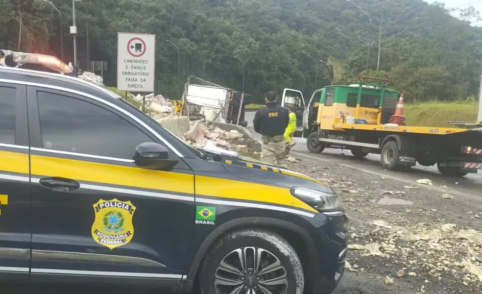 Caminhoneiro Morre Após Tombar na BR-376 em Guaratuba (PR)