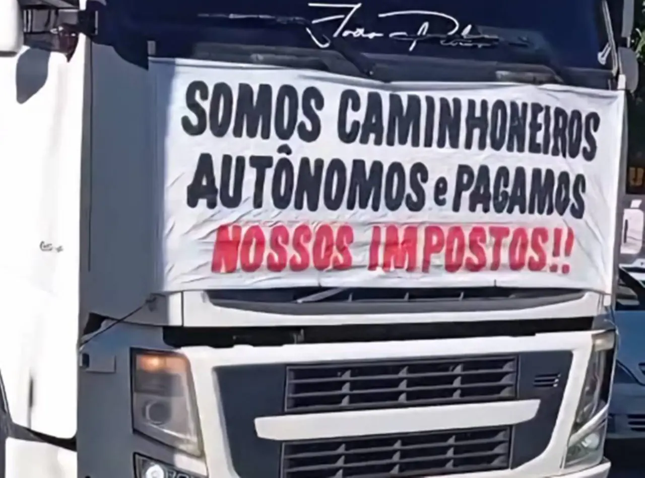 Caminhoneiros protestam em Campos (RJ) contra restrição de circulação no perímetro urbano