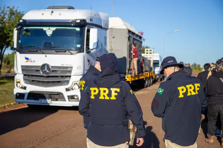 PRF escolta elefanta Kenya em travessia internacional até santuário no Brasil