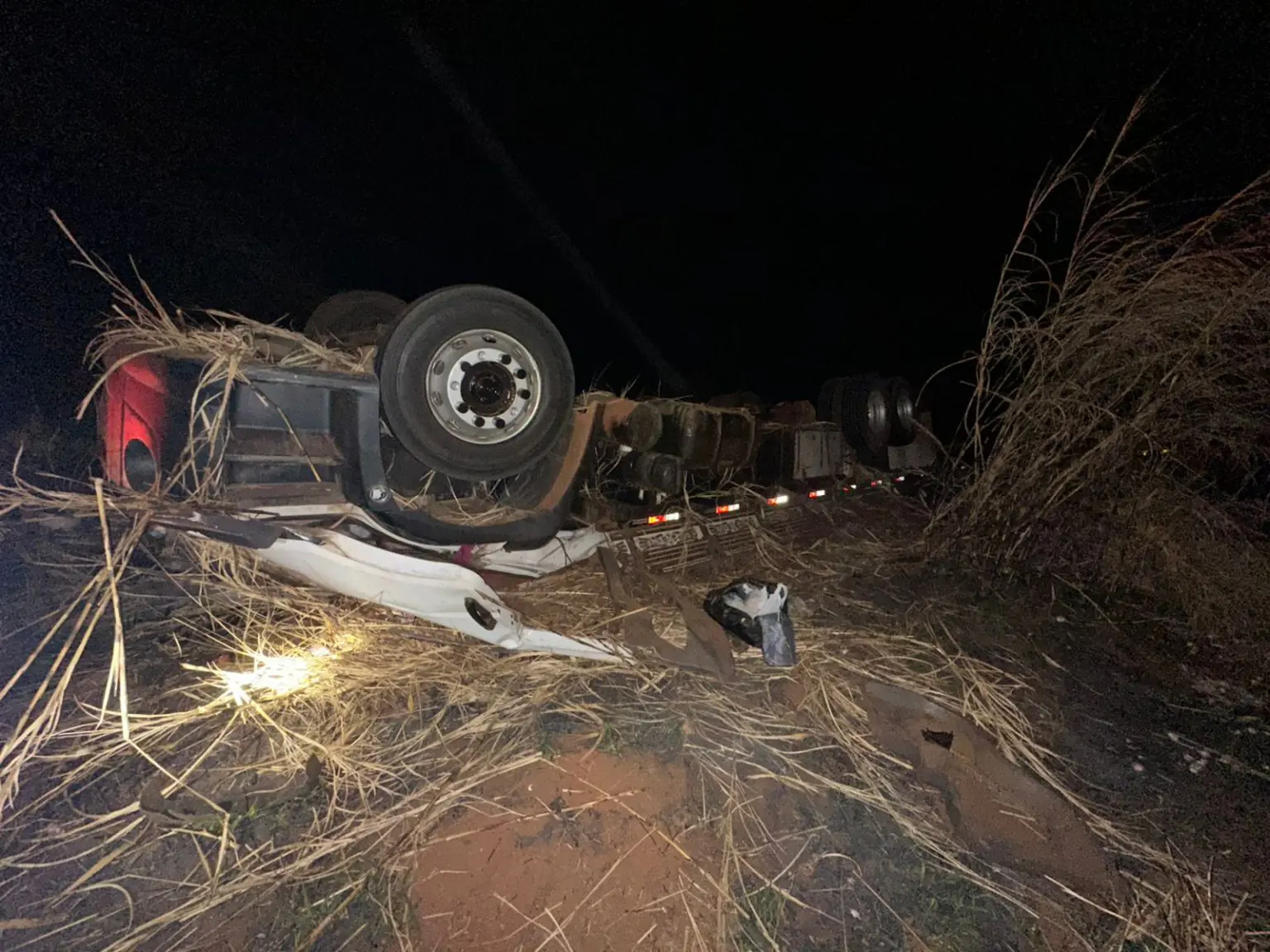Casal morre em grave acidente com caminhão carregado de alho na BR-354, em Rio Paranaíba