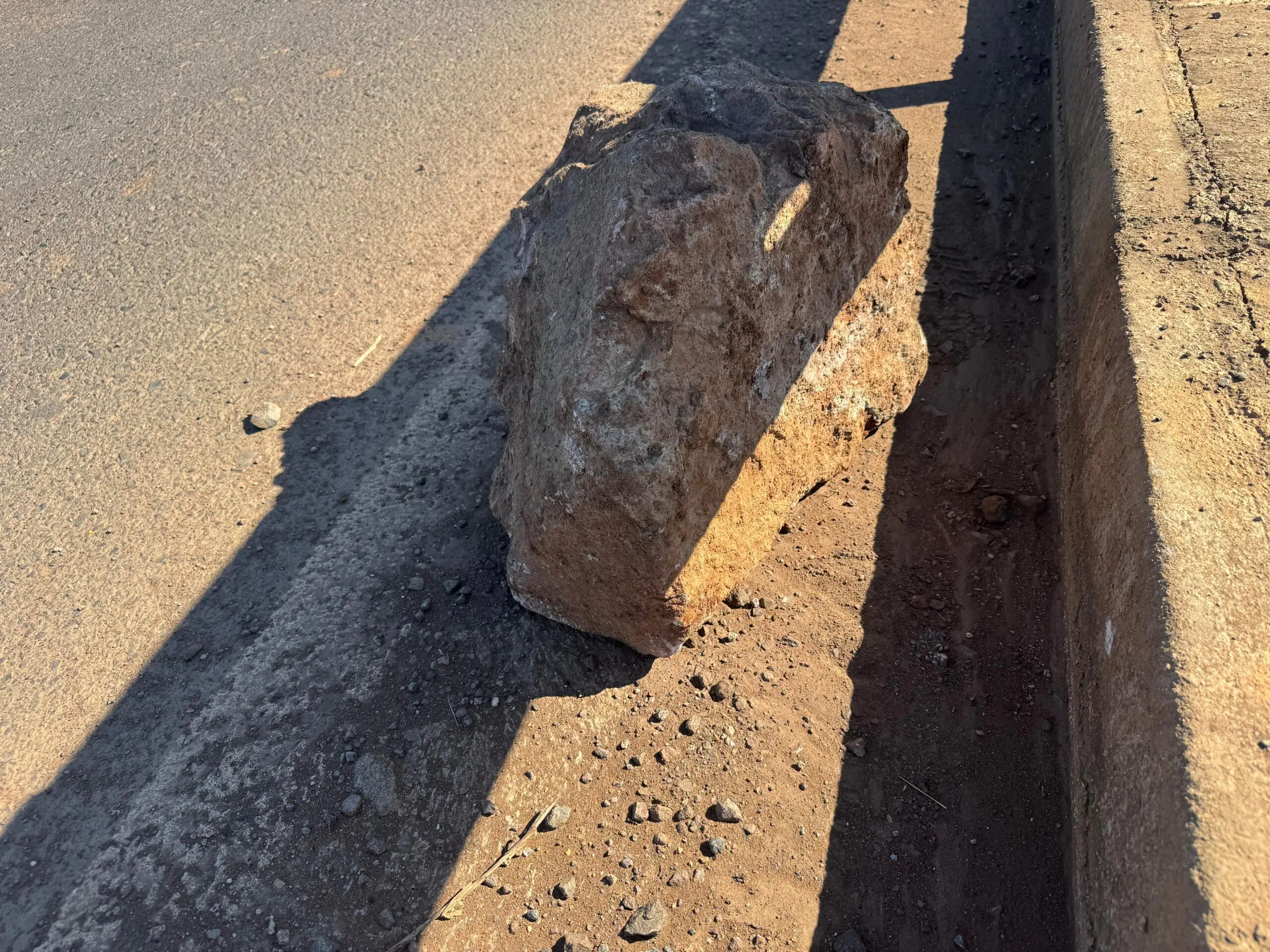 Nova pedra encontrada em viaduto reacende mistério sobre morte de caminhoneiro na BR‑386