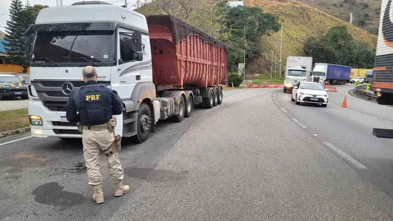 PRF define restrição para caminhões nas rodovias federais durante o fim de ano