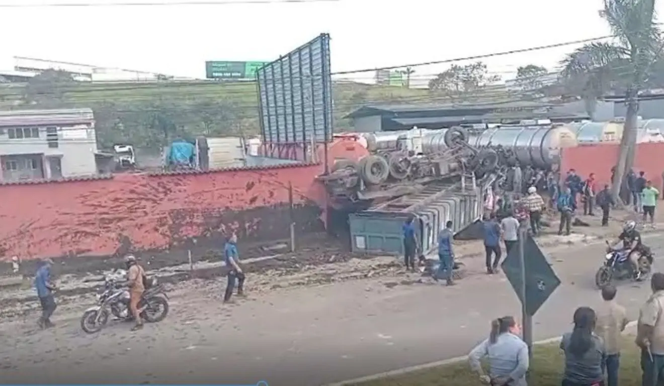 Caminhoneiro morre após tombamento de carreta na BR-262 em Viana